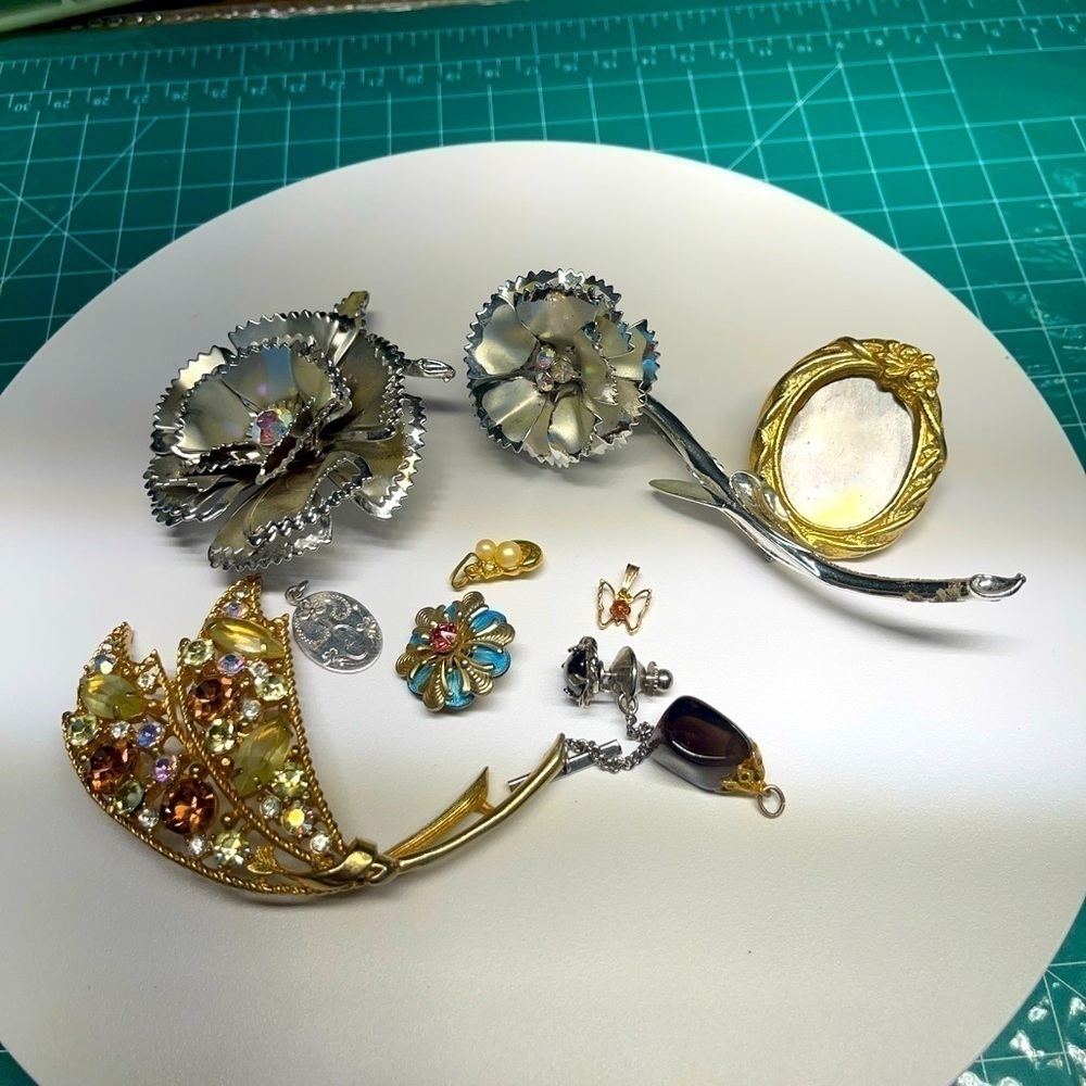 Vintage lot brooches and pendants gold silver tone